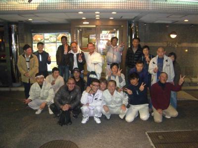 焼肉で親睦をはかる